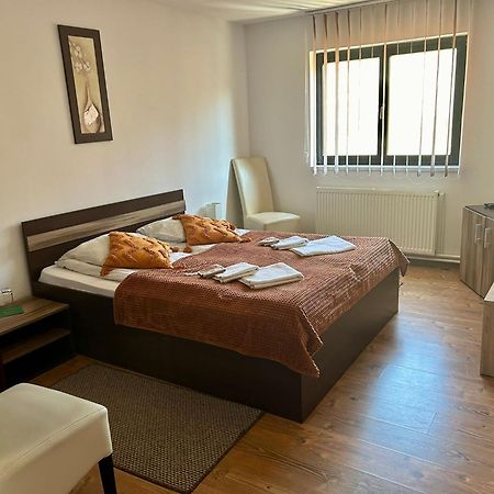Bed and Breakfast Aranykakas Etterem Es Panzio Sîndominic Exterior foto