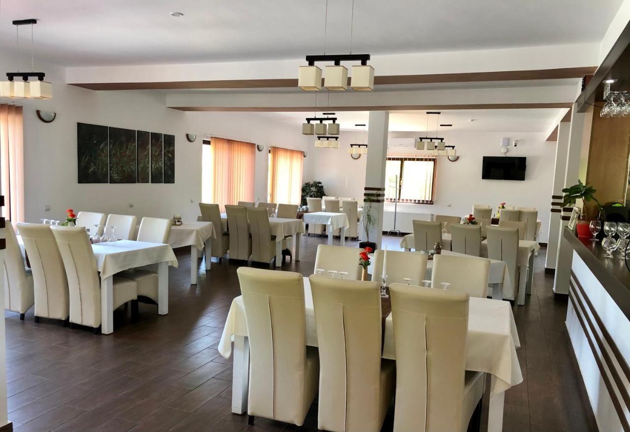 Bed and Breakfast Aranykakas Etterem Es Panzio Sîndominic Exterior foto