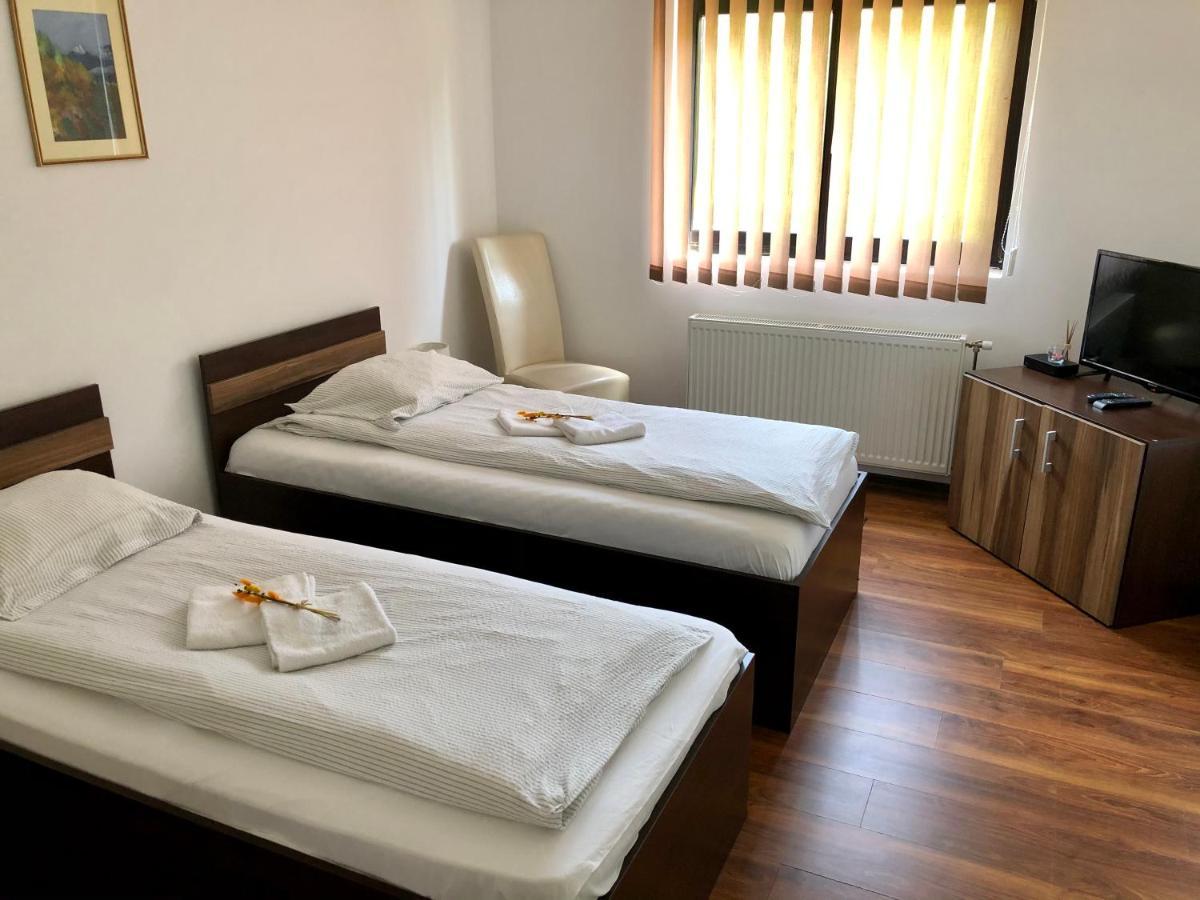 Bed and Breakfast Aranykakas Etterem Es Panzio Sîndominic Exterior foto