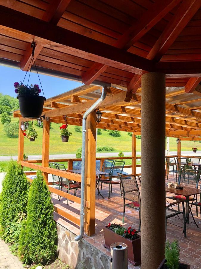 Bed and Breakfast Aranykakas Etterem Es Panzio Sîndominic Exterior foto