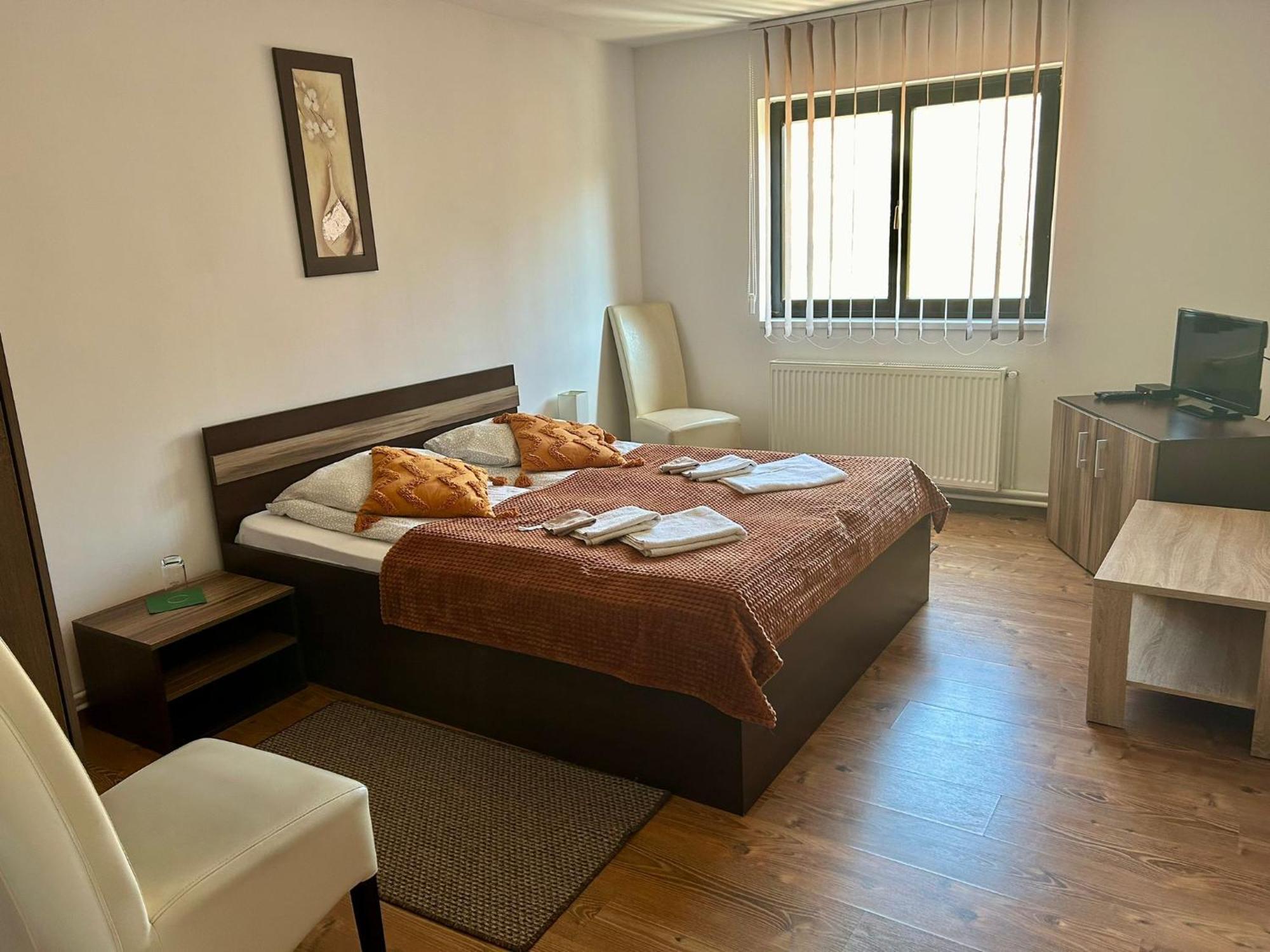 Bed and Breakfast Aranykakas Etterem Es Panzio Sîndominic Exterior foto